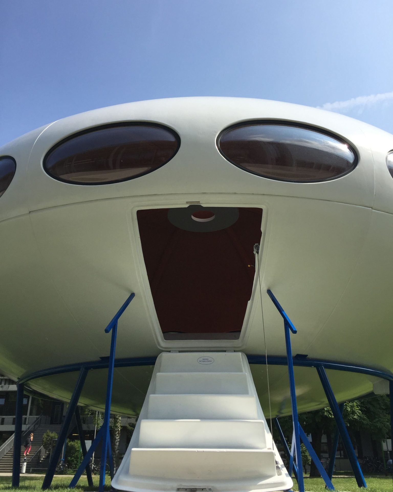 Das Futuro Haus sieht aus wie ein Ufo. Von Vorne gesehen wie ein lachendes Gesicht. Über die aufgeklappte Treppe ist das Innere zu erreichen.