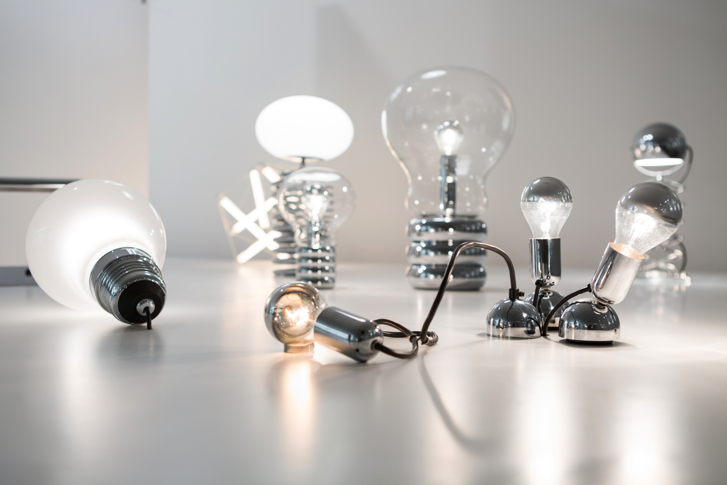 Several light bulb-shaped luminaires displayed next to each other