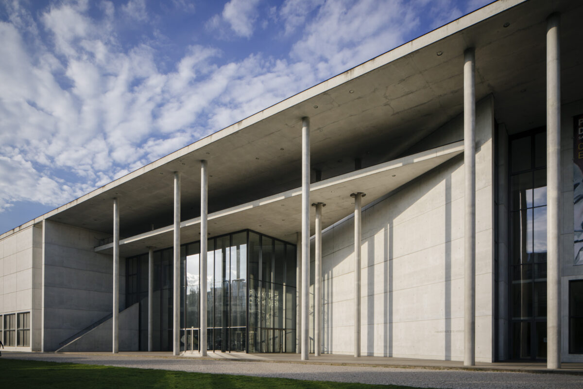 Eingangsbereich der Pinakothek der Moderne von Außen bei schönem Wetter.