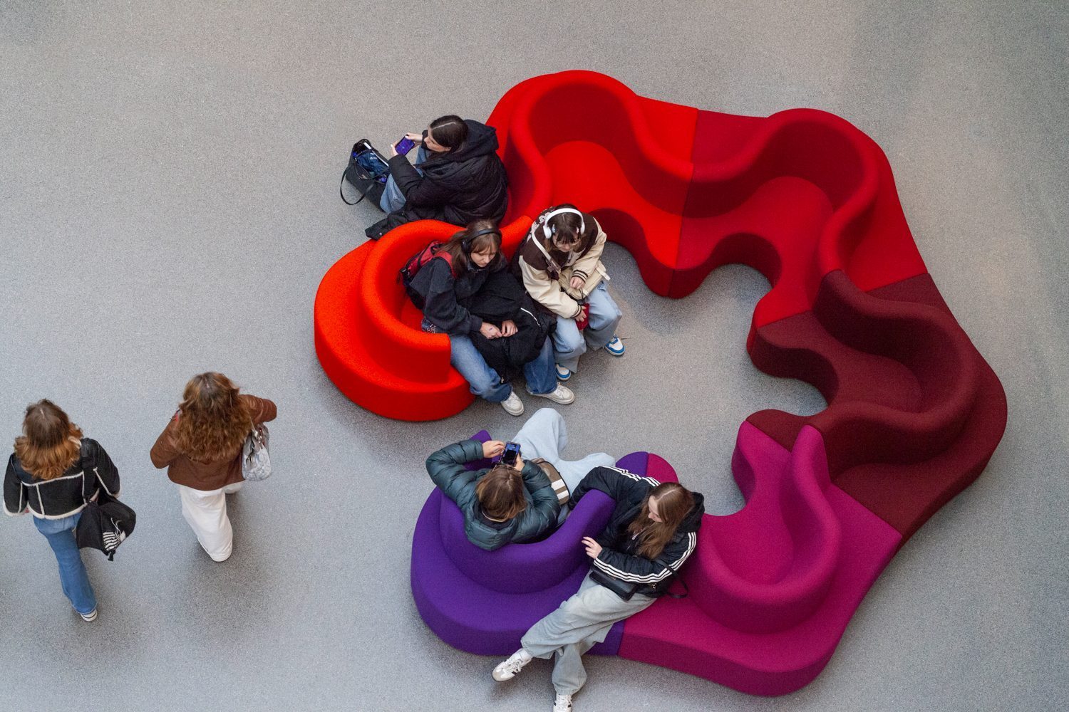 Sofa Cloverleaf, Design Verner Panton, 1969 in der Ausstellung Social Seating