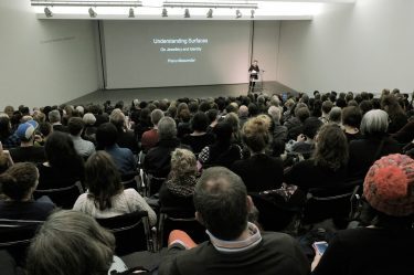 Besuchende des Vortrags von Pravu Mazumdar, "Understanding Surfaces. On Jewellery and Identity" im Ernst-von-Siemens-Auditorium.