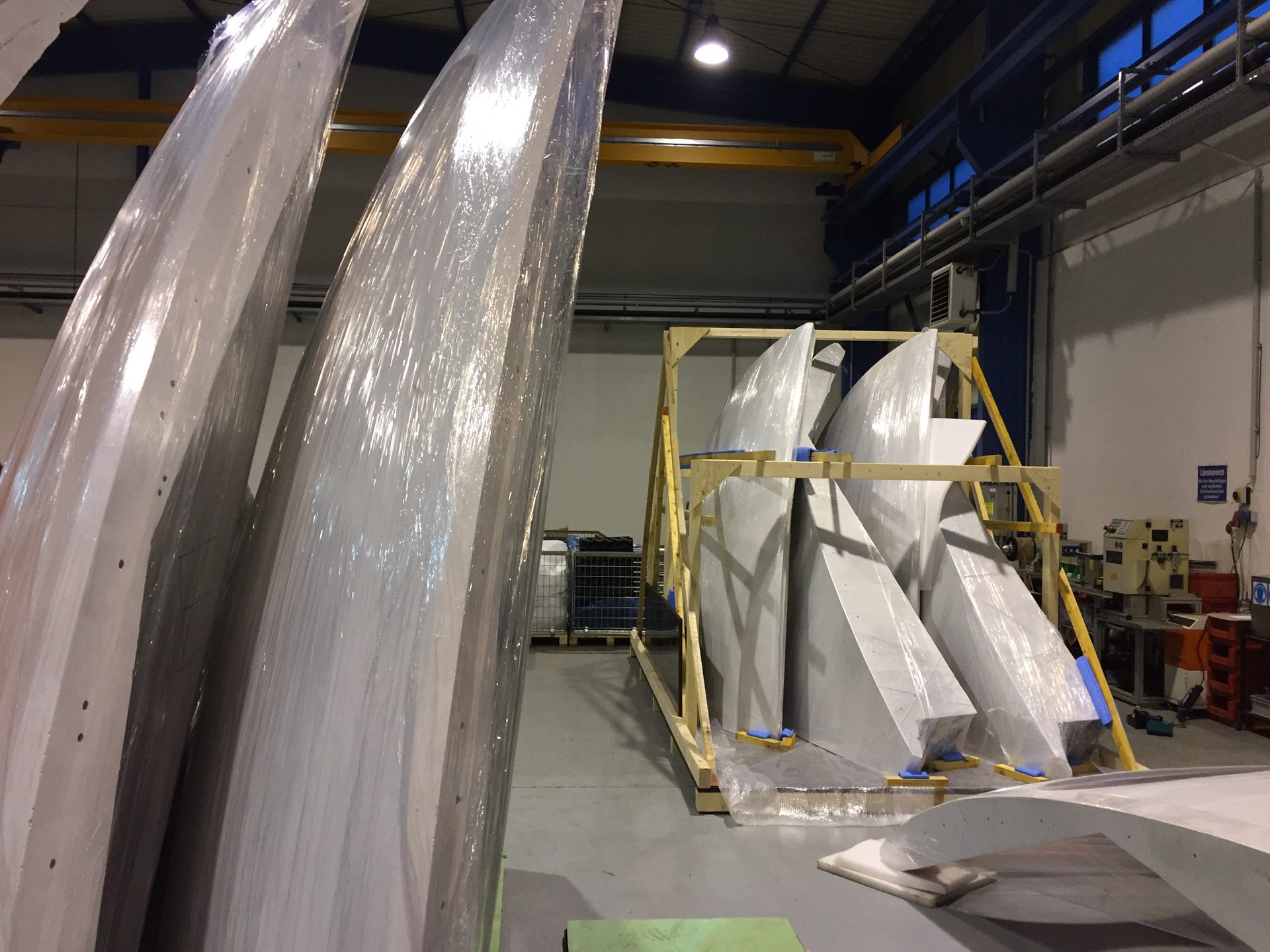 Transport preparation of the 8 base segments in Halle/Saale. The pallets look like handsome baskets but weigh about 1.5 t each.