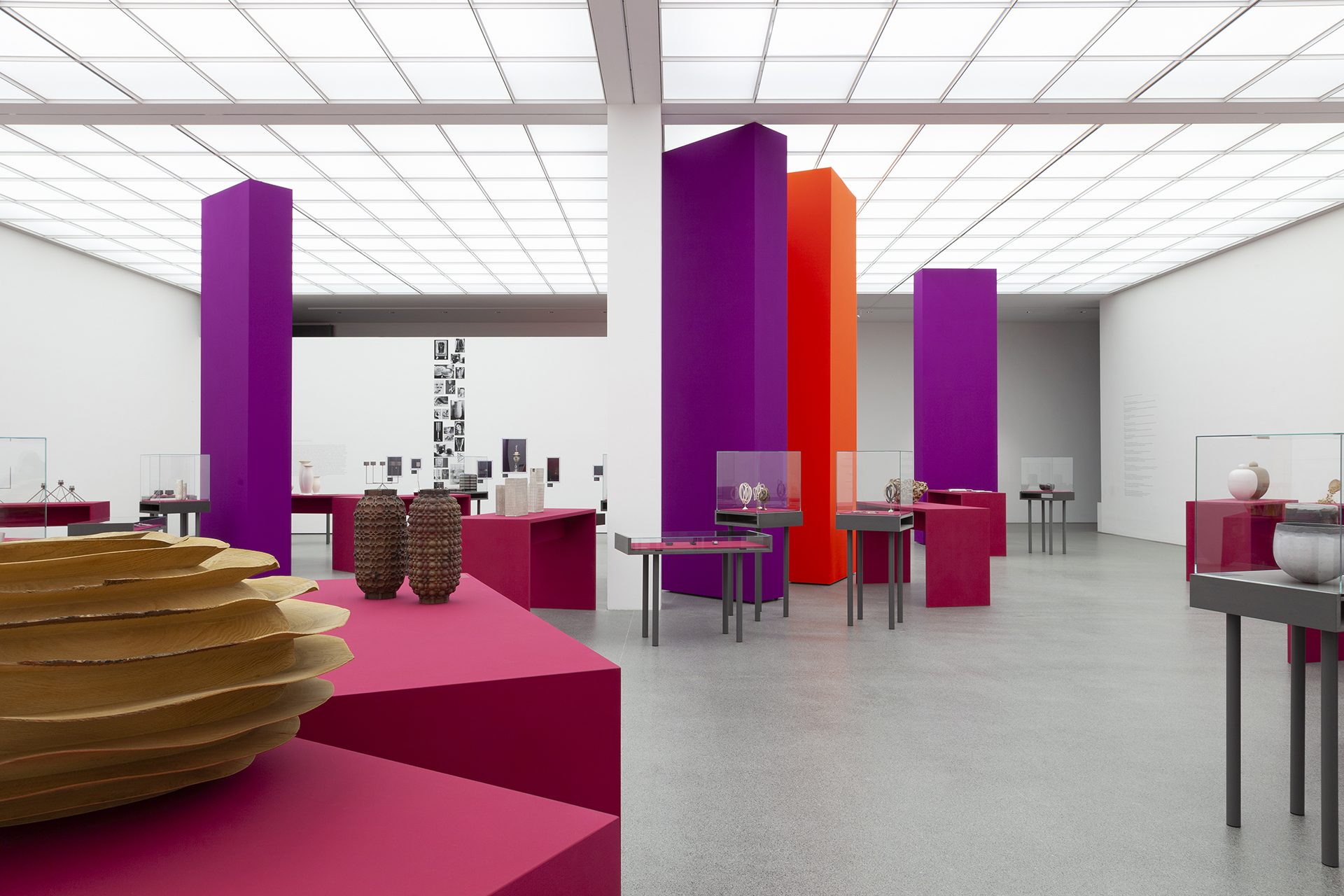 View of the exhibition "Danner Prize 2020. 100 years of the Danner Foundation", red and purple columns in the room, the objects are displayed on pink pedestals/showcases.