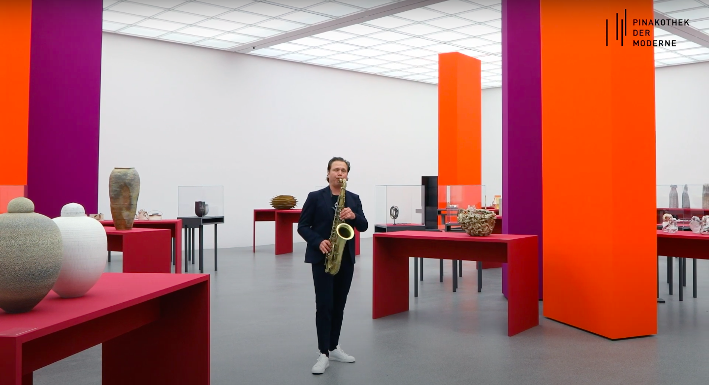 Mulo Francel in der Ausstellung „Danner-Preis 2020. 100 Jahre Danner-Stiftung“ in Die Neue Sammlung – The Design Museum mit seinem Instrument Saxophon.