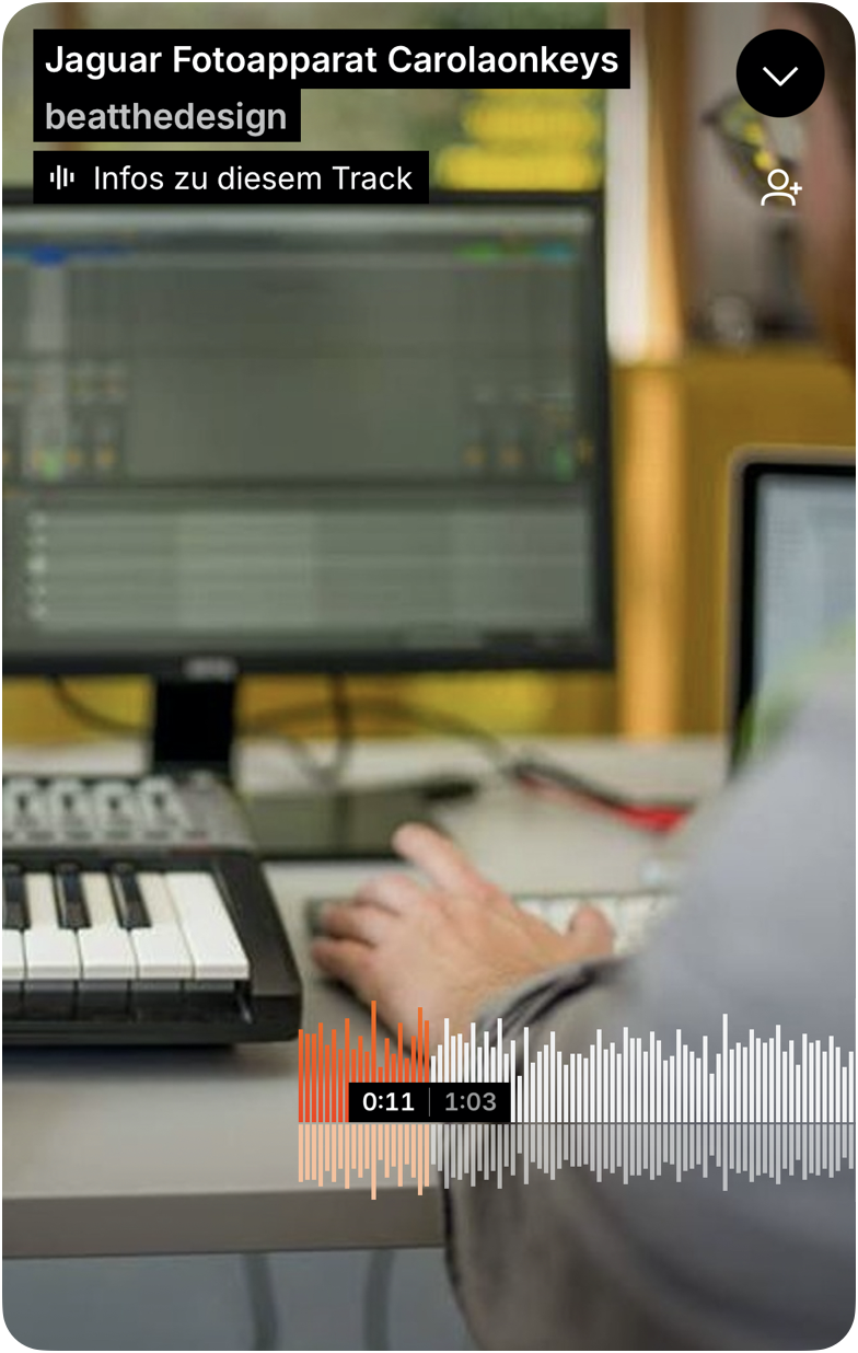 Screenshot of the track "Jaguar Fotoapparat Carolaonkeys" by the user profile "beatthedesign" in the Soundcloud app. In the background, a person editing the track with an online program.