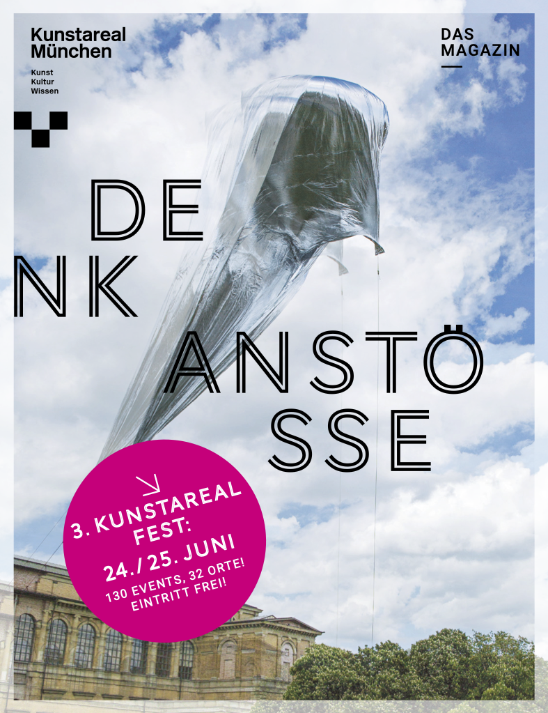 Das Bild zeigt das Cover des Kunstareal Magazins 2017 mit dem Motto "Denkanstösse" als Titel. Den Hintergrund bildet der wolkige Himmel mit der Skulptur "Der Flug des Phoenix" der Künstlergruppe super+: Alexander Deubl, Christian Muscheid und Konstantin Landuris (Absolventen der Akademie) über dem Areal der Pinakotheken auferstehen. Der bis zu 35 Meter große Körper steigt auf dem Rasen der Alten Pinakothek in die Luft. In dem voluminösen Korpus, der mit Helium gefüllt von einer hauchdünnen Membran aus verschweißter Satellitenfolie umfangen wird, spiegelt sich das unmittelbare Umfeld verzerrt wieder.