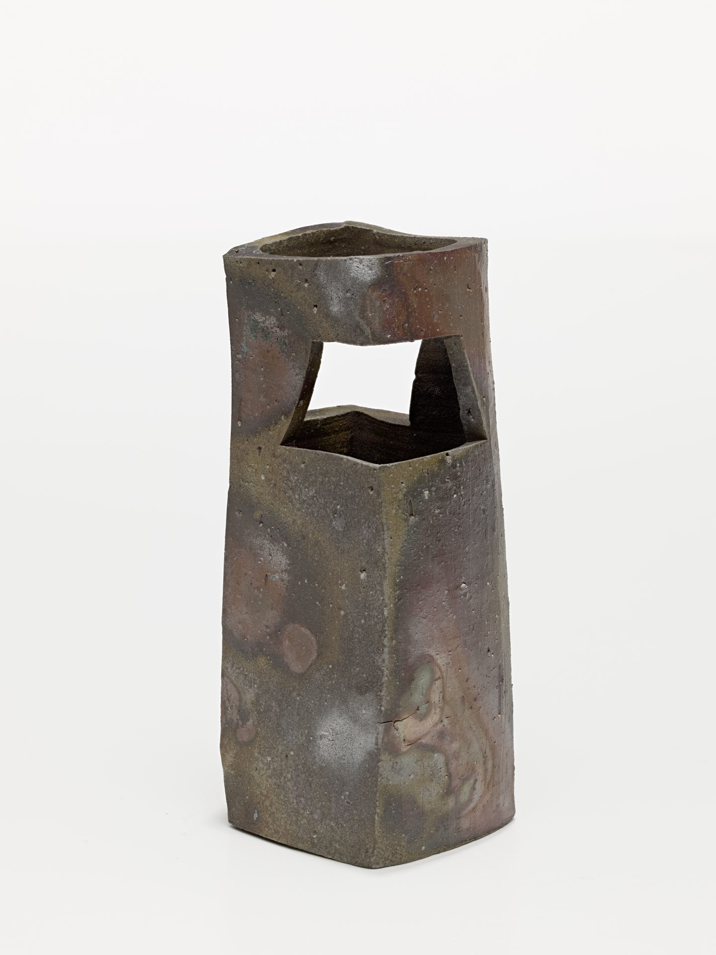 Photograph of a ceramic flower vase by Japanese artist Kaneshige Michiaki