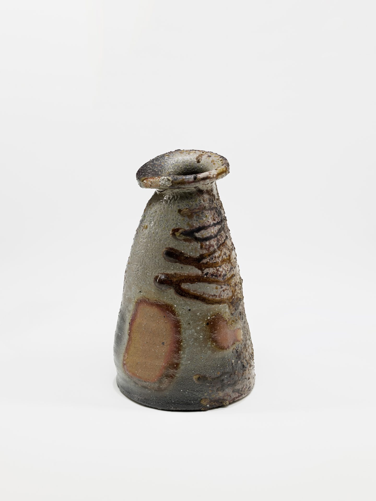 Photograph of a ceramic flower vase by Japanese artist Kaneshige Makoto