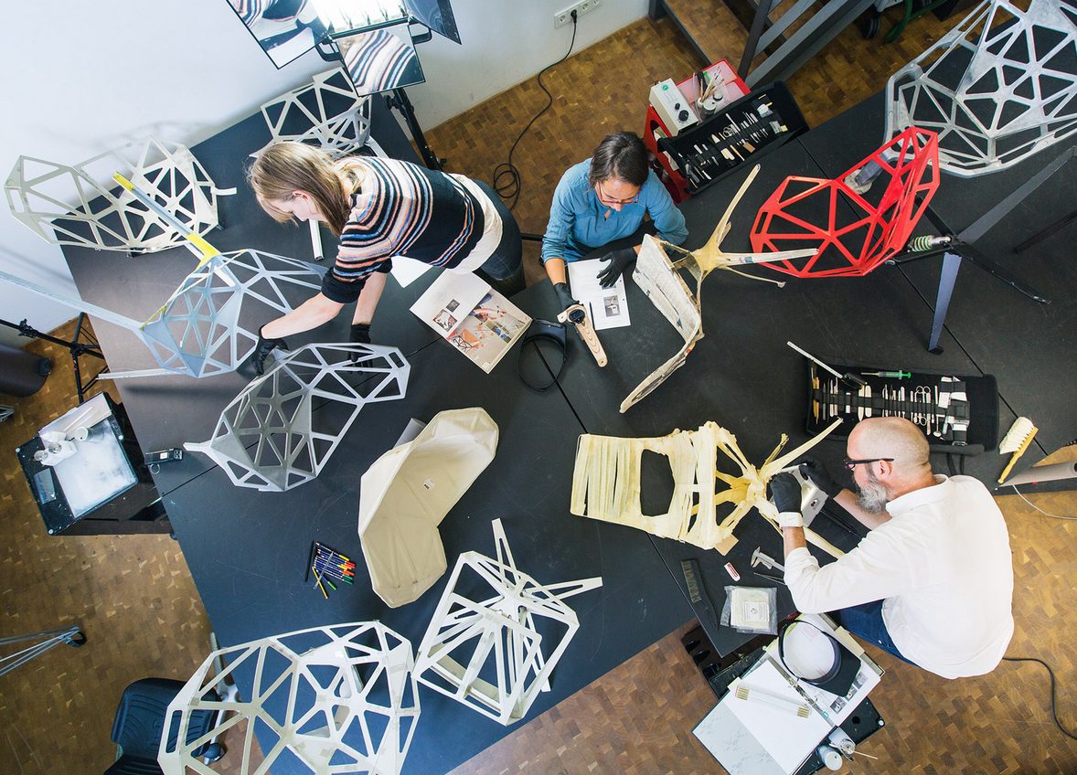 Photo from above, showing the restoration department of the Neue Sammlung at work