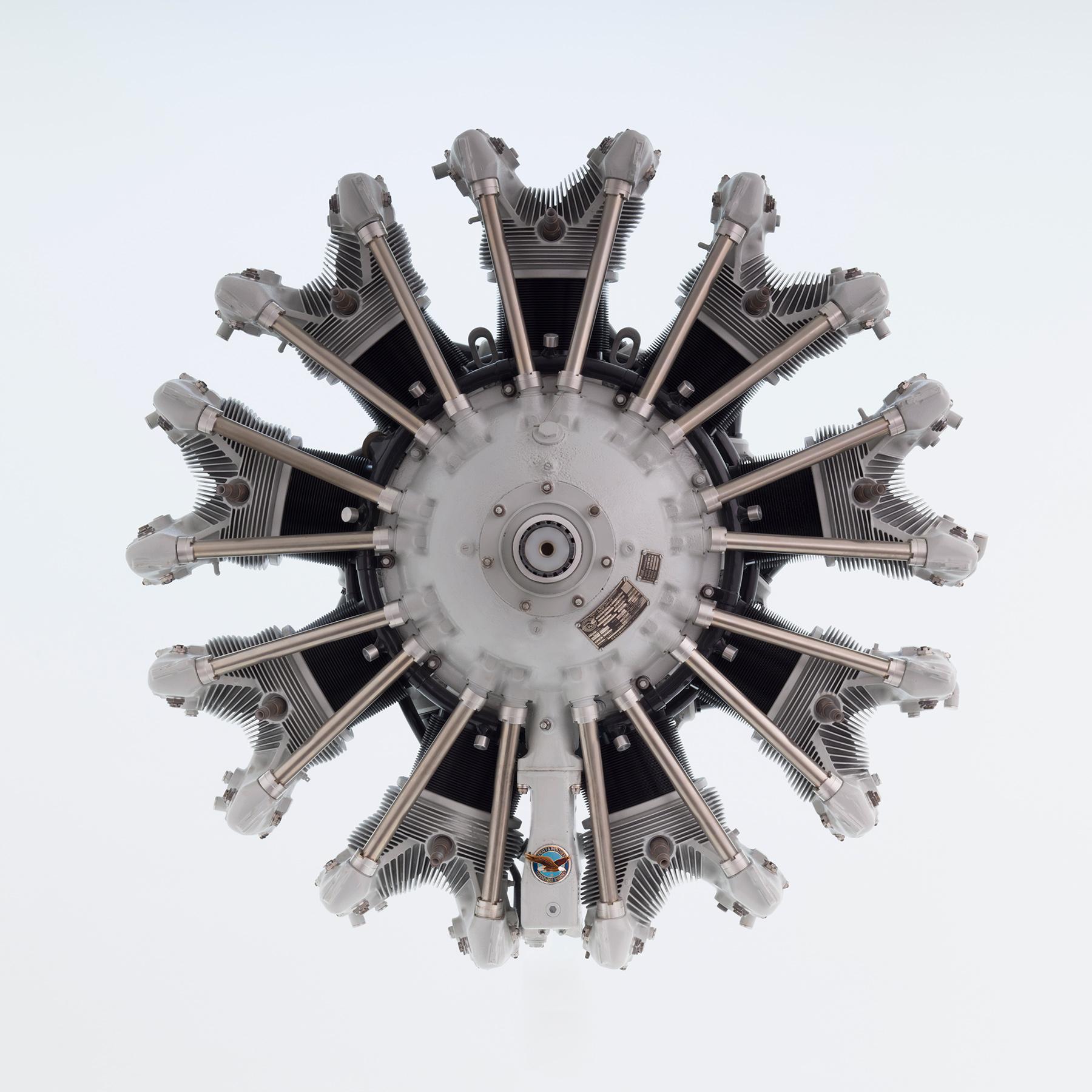 Front view of a radial radial engine with several symmetrically arranged cylinders and shiny metal components. 